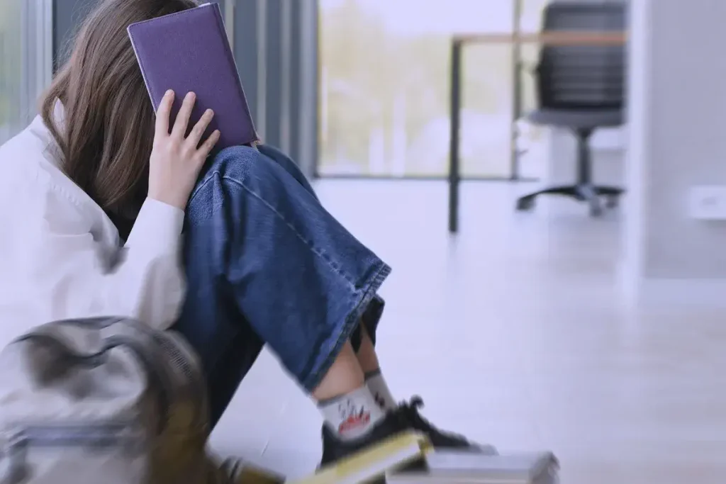 ragazza a scuola in difficoltà