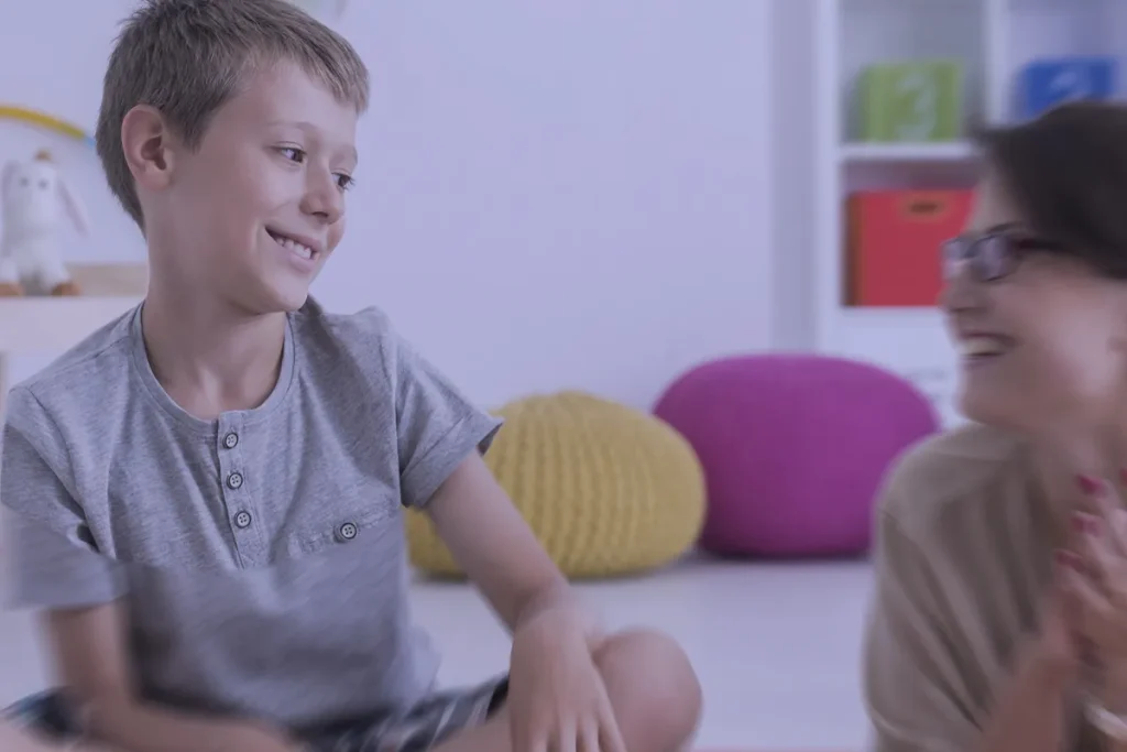 bambino felice con insegnante