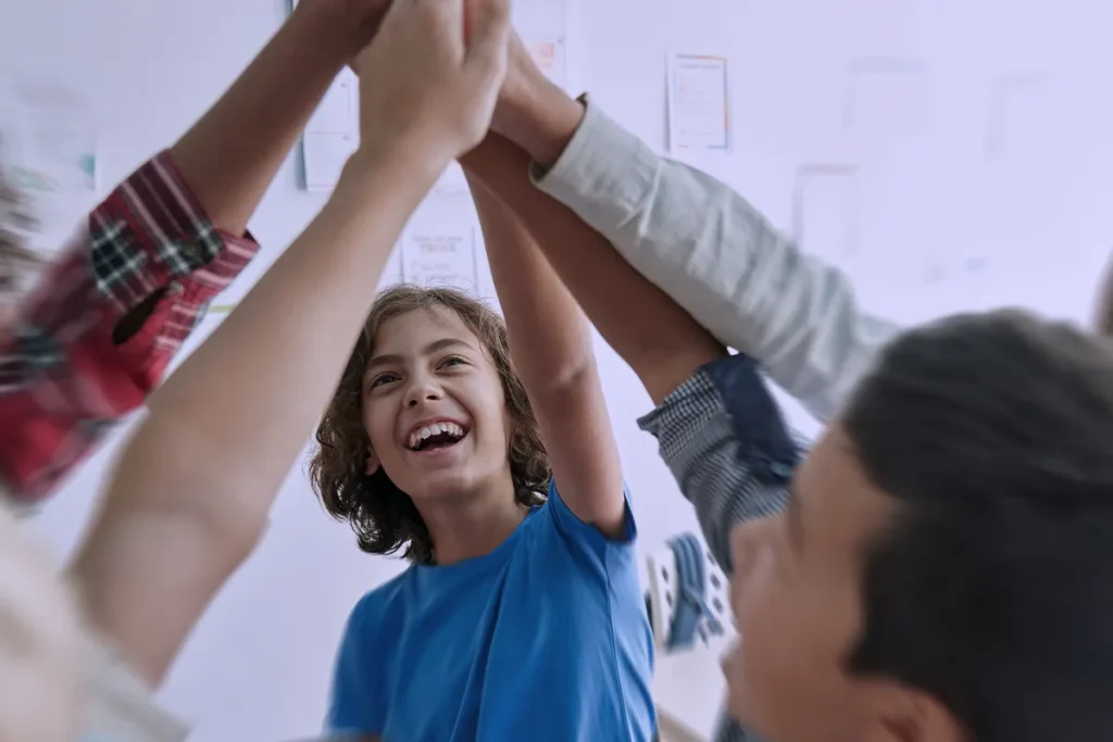 bambini si danno il cinque felici