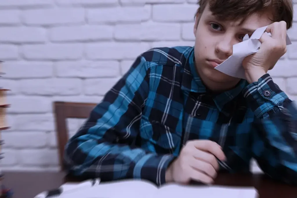 bambino in difficoltà davanti a un libro