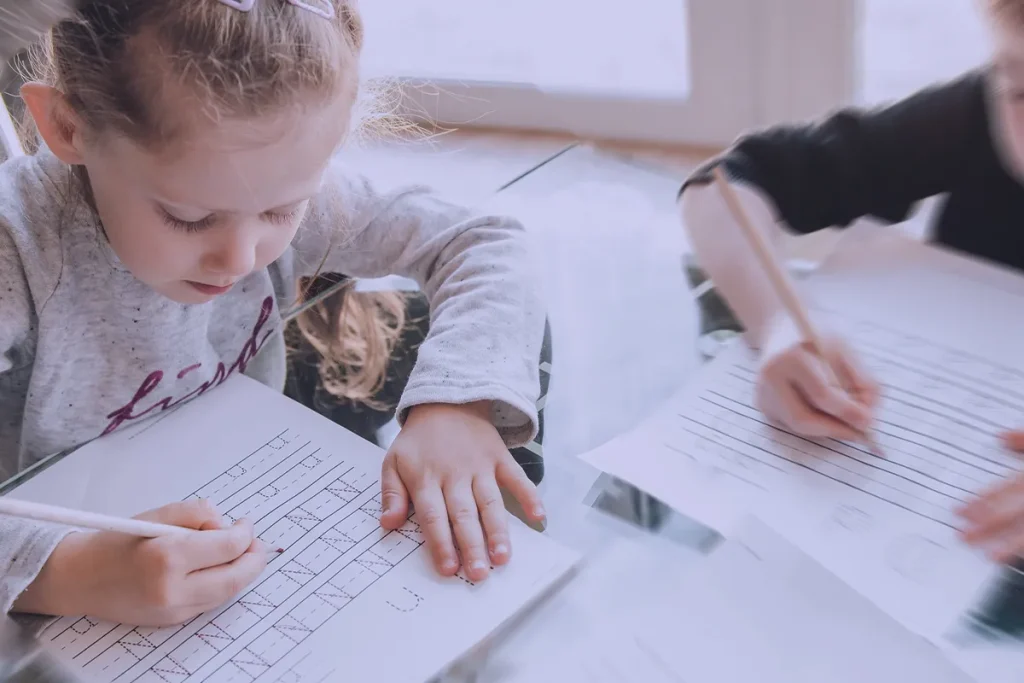 bambina che impara a scivere a scuola