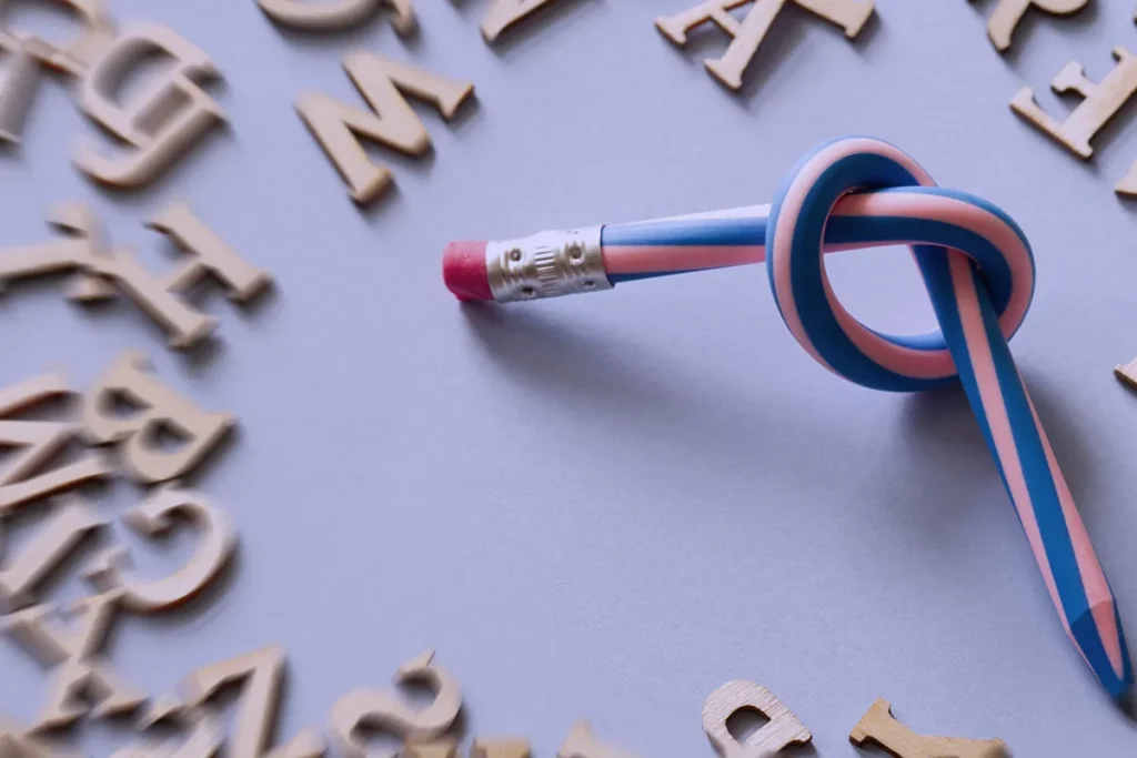 matita attorcigliata e lettere rappresentazione dei disturbi della scrittura