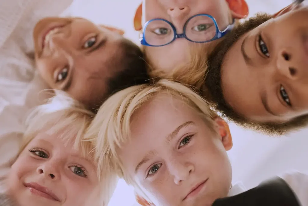 Gruppo di bambini diversi tra loro, clima inclusivo e collaborazione in classe