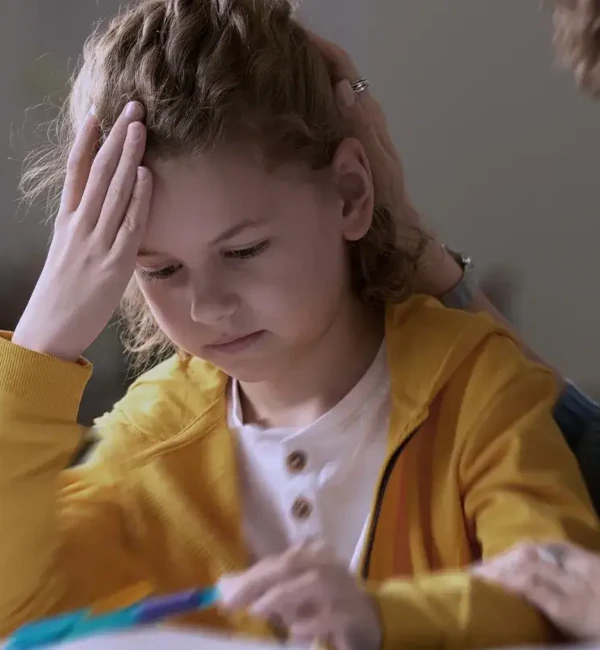 bambina pensierosa impara a leggere e scrivere