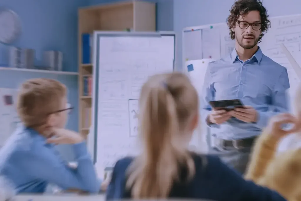 professore insegna davanti a una classe di bambini