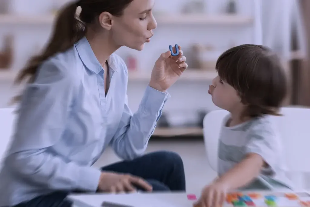 docente o mamma gioca con bambino