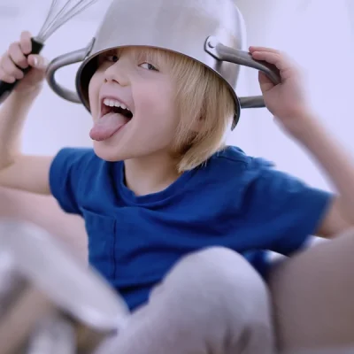 Bambino gioca in modo creativo e simbolico, espressione di energia e immaginazione