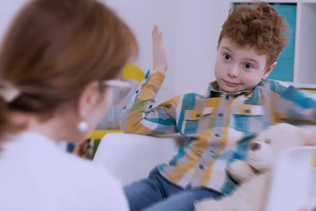 Insegnante dialoga con un bambino durante un momento di attenzione individuale in classe