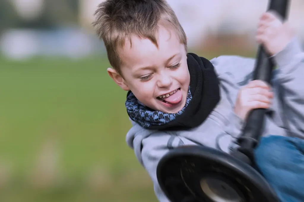 Bambino in movimento all’aria aperta, attività motoria come risorsa educativa per l’attenzione