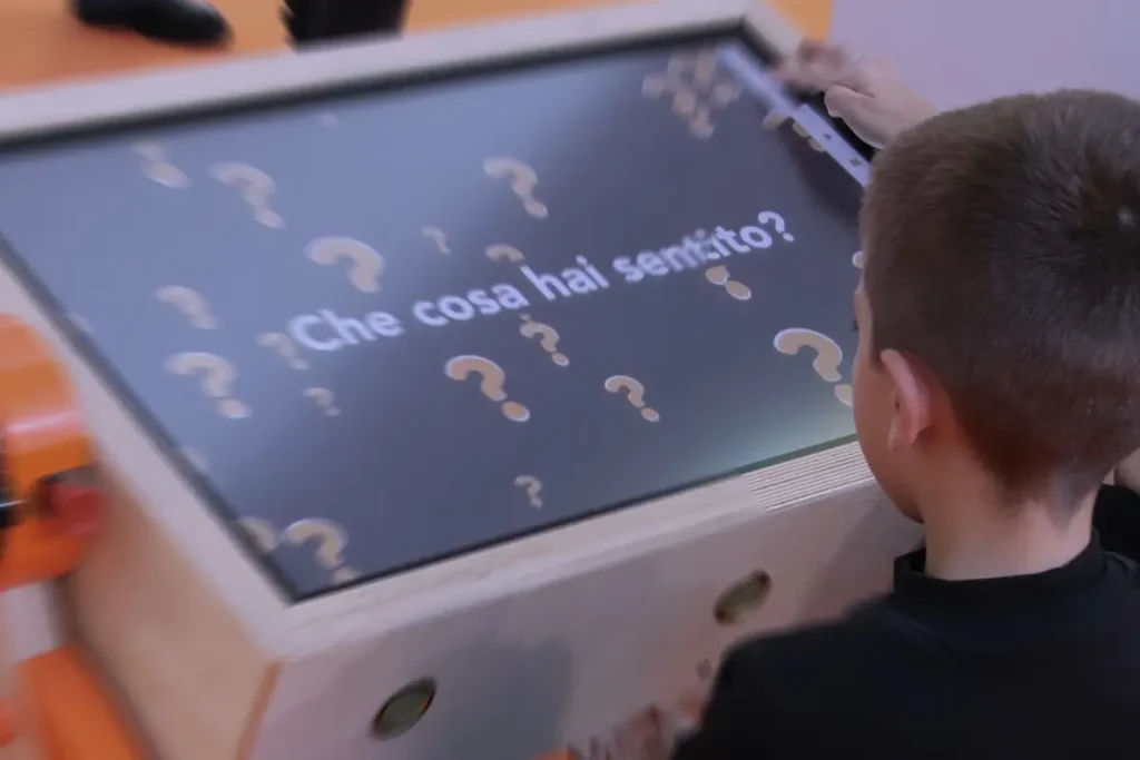 Schermata di riflessione al banco interattivo Pinguin: 'Che cosa hai sentito?'