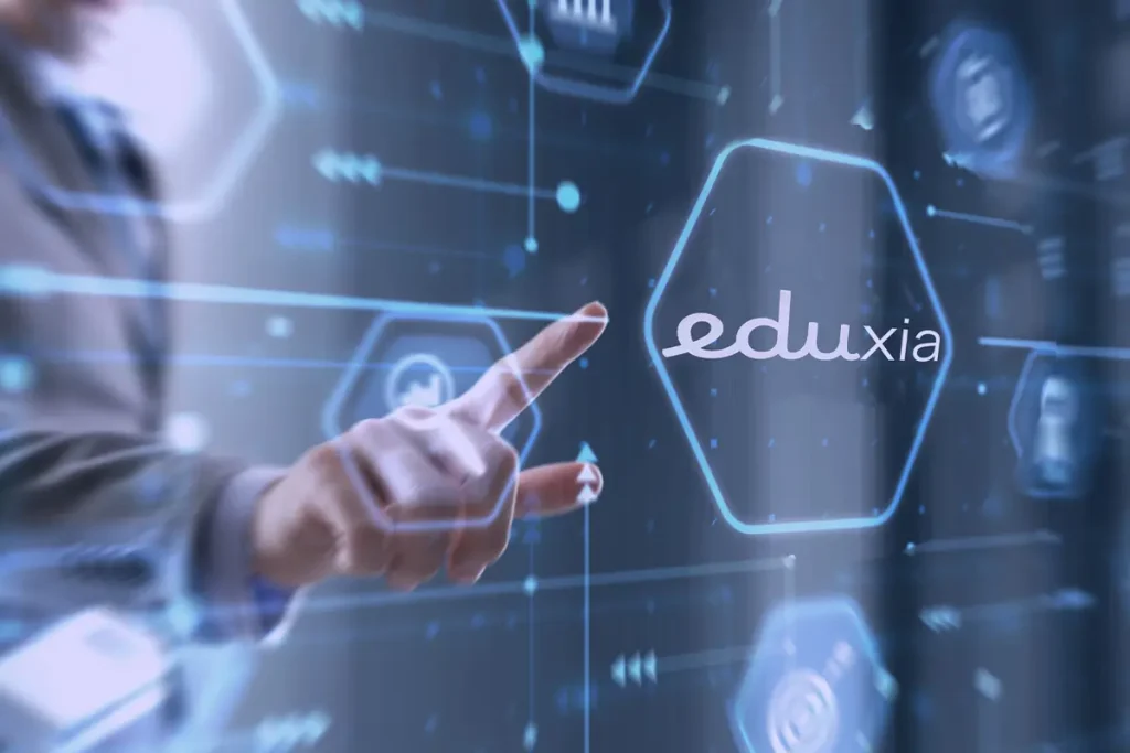 Interfaccia tecnologica con logo Eduxia che rappresenta una piattaforma digitale per formazione e innovazione educativa